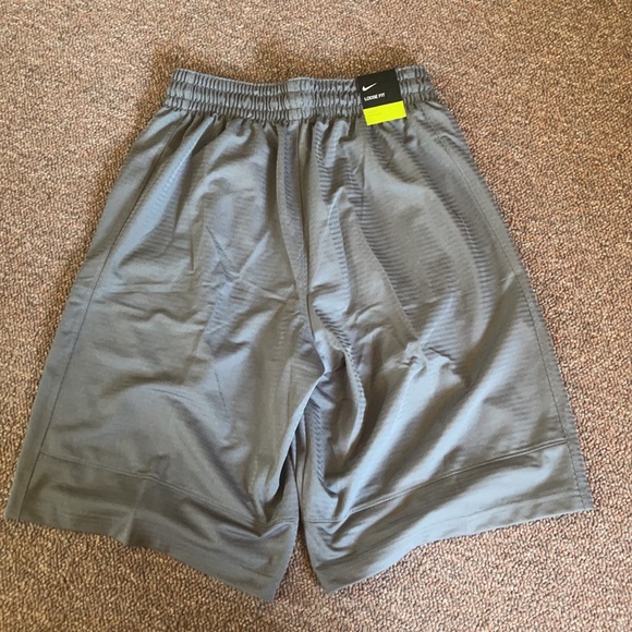 Men’s Nike Loose Fit Shorts - Picture 2 of 5